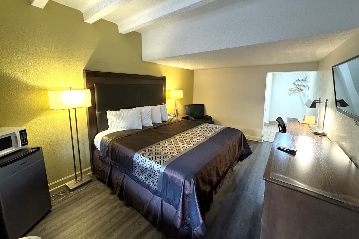 Desk, free WiFi, bed sheets