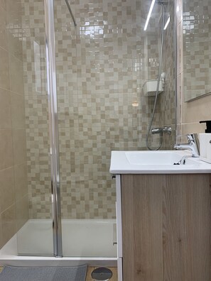 Een douche, een haardroger, handdoeken, zeep