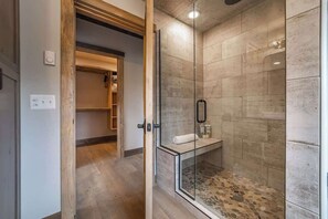 Combined shower/bathtub, hair dryer, towels, soap - Glacier Park 2BD Condo•BBQ•Hot Tub•Easy Access GNP (Coram)