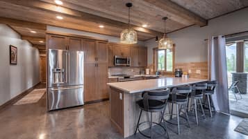 Geladeira, micro-ondas, fogão, cooktop