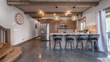 Geladeira, micro-ondas, fogão, cooktop