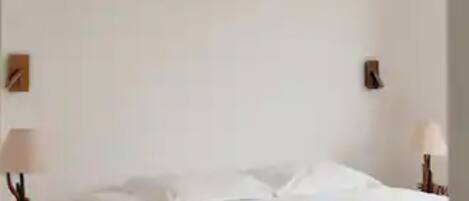 5 bedrooms, iron/ironing board, WiFi, bed sheets