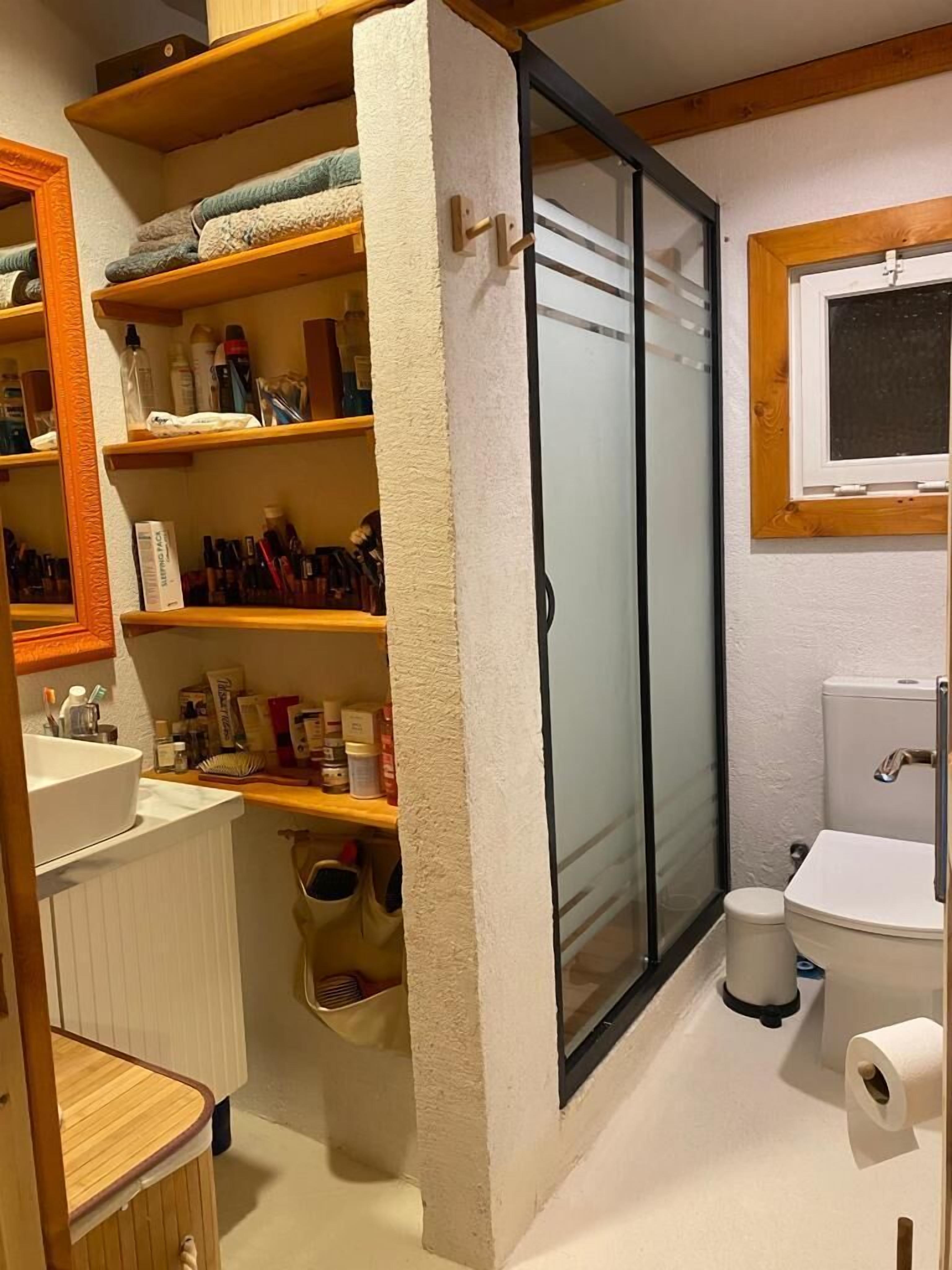 Bungalow de diseñador | Baño | Regadera, secadora de cabello, toallas, jabón 