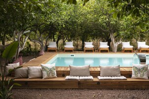 Una piscina al aire libre de temporada
