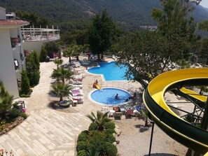Una piscina al aire libre de temporada