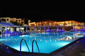 Una piscina al aire libre de temporada