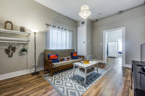 **Great Downtown, Riverwalk & Pearl 2 Bedroom!**