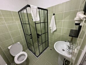 Familienapartment | Badezimmer | Dusche, Haartrockner, Handtücher, Seife
