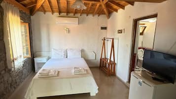 Escritorio, wifi gratis y ropa de cama