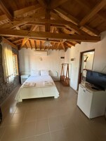 Quarto básico | Escrivaninha, Wi-Fi de cortesia, roupa de cama