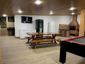 Game room - Beautiful farm with swimming pool, barbecue, comfort and fun in Ibiúna. (Ibiuna)