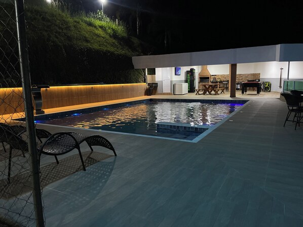 Una piscina al aire libre