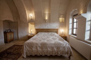 Egyptian cotton sheets, premium bedding, minibar, individually furnished - Narcissos Cave Hotel (Ürgüp)