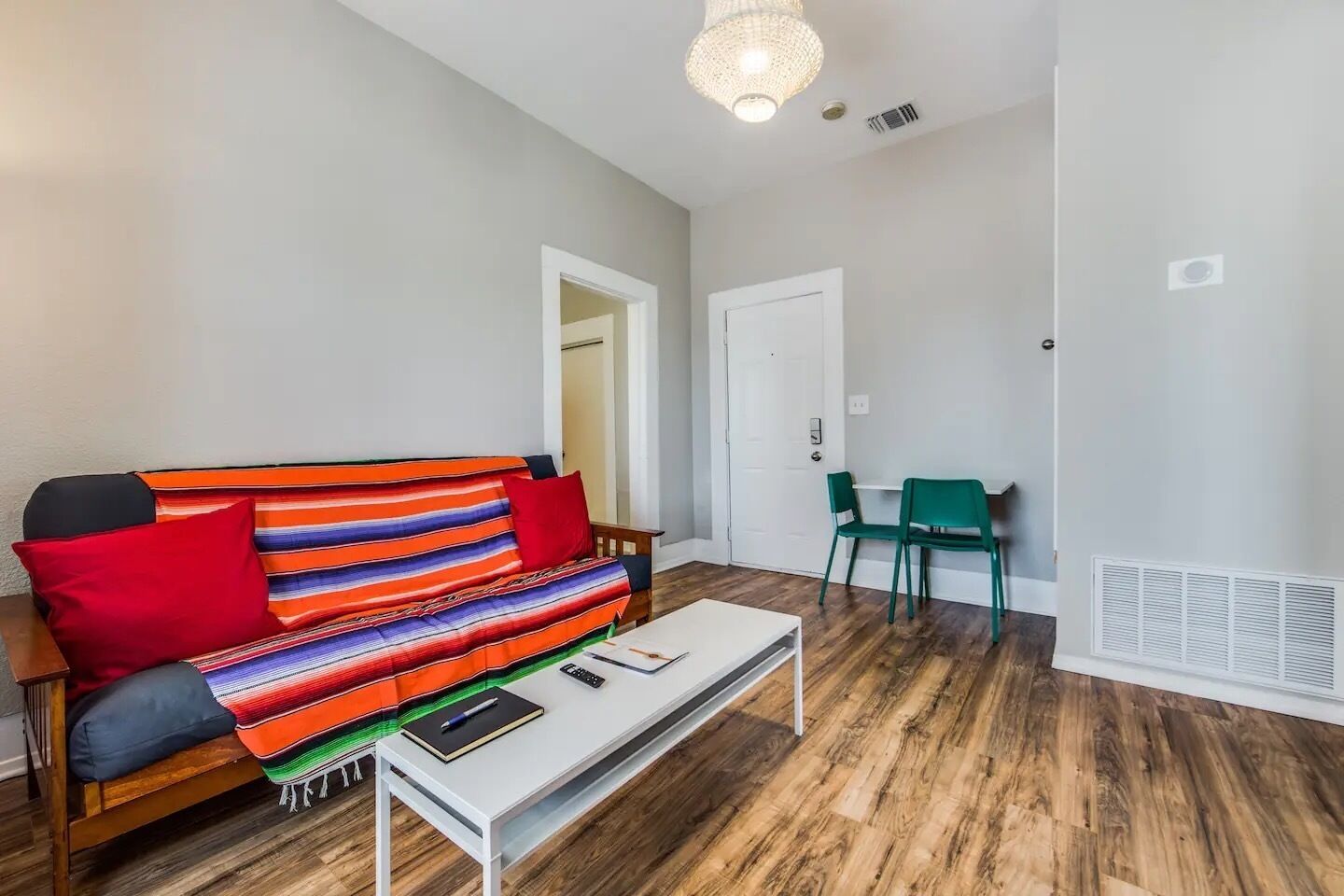 Colorful Pearl & Riverwalk Downtown Apartment!