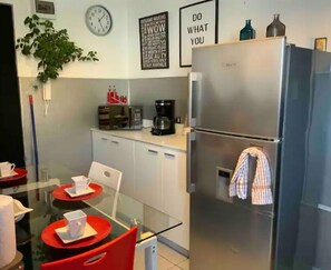 Kühlschrank, Mikrowelle, Herdplatte, Wasserkocher mit Kaffee-/Teezubehör