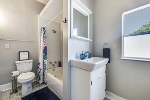 Ensemble douche/baignoire, sèche-cheveux, serviettes fournies, savon