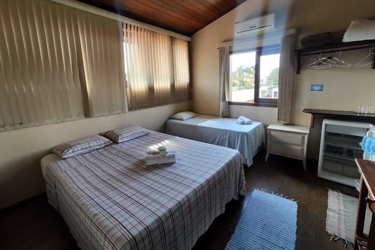 Basic-Dreibettzimmer | 1 Schlafzimmer, Bügeleisen/Bügelbrett, kostenloses WLAN, Bettwäsche