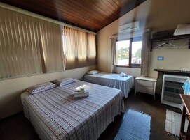 Eenvoudige driepersoonskamer | Een strijkplank/strijkijzer, gratis wifi, beddengoed