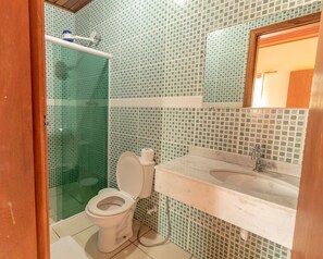 A bathroom with a toilet, a shower, and a sink. - Pousada Luz do Sol (Paraty)