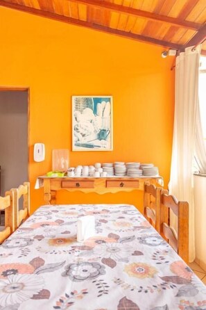 Tabla de planchar con plancha, wifi gratis y ropa de cama