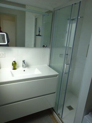 Een douche, een haardroger, handdoeken, zeep
