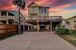 Exterior - Huge Beach House, Beautiful Sunsets | Sleeps 13! (Crystal Beach)