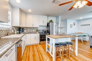 Fridge, microwave, oven, stovetop - Huge Beach House, Beautiful Sunsets | Sleeps 13! (Crystal Beach)