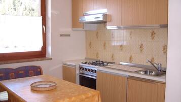 Refrigerador, cafetera y tetera, tetera eléctrica y tostadora