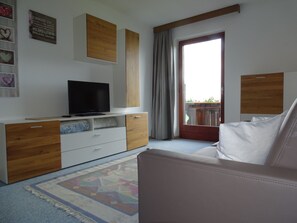 Télévision, baby-foot, livres