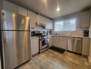 Frigorífico, microondas, horno y placa de cocina