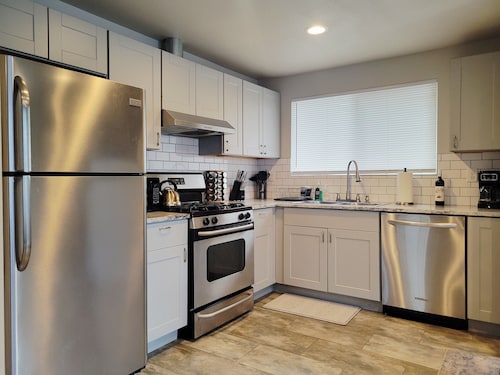 Spacious 5br/ 3ba home with 8bed - Near Airport, Downtown & Train station