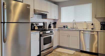 Spacious 5br/ 3ba home with 8bed - Near Airport, Downtown & Train station