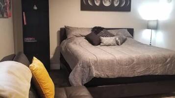 5 bedrooms, iron/ironing board, WiFi, bed sheets