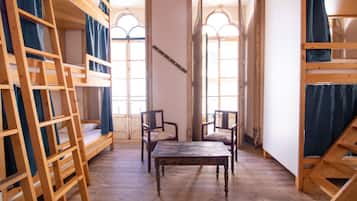 Bed in 12 Bed Mixed Dormitory Room | Wifi gratis y ropa de cama