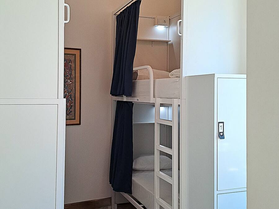 Bed in 4 Bed Female Dormitory Room | Wi-Fi gratuit, draps fournis