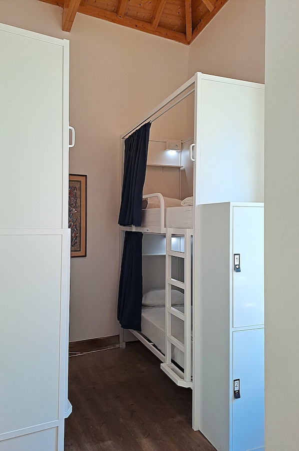 Bed in 4 Bed Female Dormitory Room | Wifi gratis y ropa de cama 