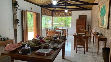 Café da manhã com buffet grátis todos os dias