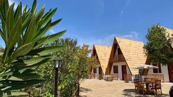 Chalé romântico | Área de estar | Smart TV 43 polegadas com canais a cabo, Netflix, serviços de streaming