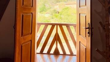 مكتب ومساحة عمل للكمبيوتر المحمول وواي فاي مجانًا وملاءات أسرّة