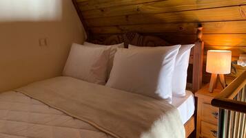 Chalé romântico | Escrivaninha, espaço de trabalho para notebook, Wi-Fi de cortesia