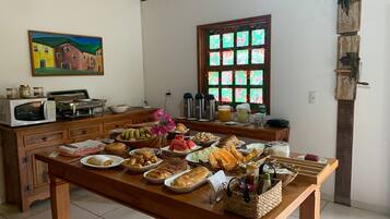 Café da manhã com buffet grátis todos os dias
