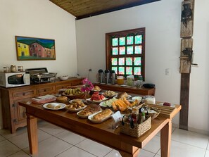 Café da manhã com buffet grátis todos os dias