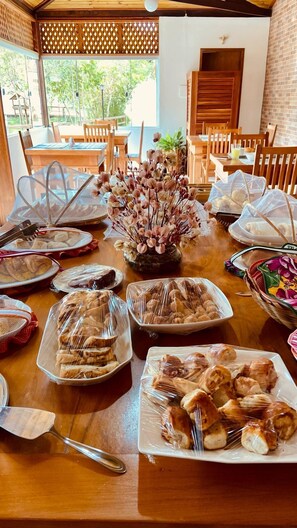 朝食 (ビュッフェ)、毎日提供 (無料)