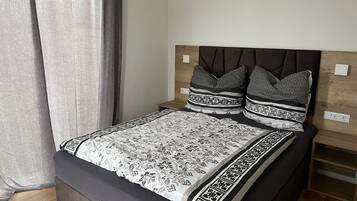 3 bedrooms, desk, free WiFi, bed sheets