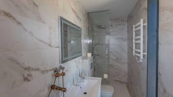 Dusche, Haartrockner, Handtücher, Seife