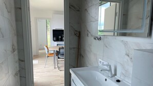 Dusj, hårføner, håndklær og såpe