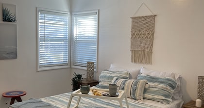 Beautiful unit in the heart of Belmont Shores!!!