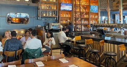 Beautiful unit in the heart of Belmont Shores!!!