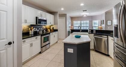 🍹🌞 Palm Paradise! Heated Pool, Lanai with TV, Grill, & Fenced Yard!