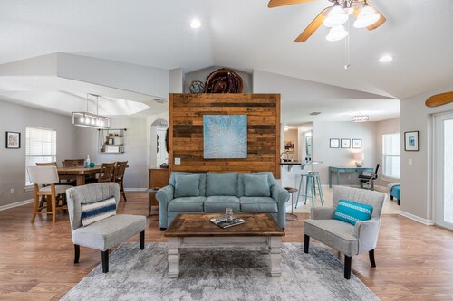 ☆☀︎❀Palm Paradise! Heated Pool, Lanai with TV, Grill, & Fenced Yard!